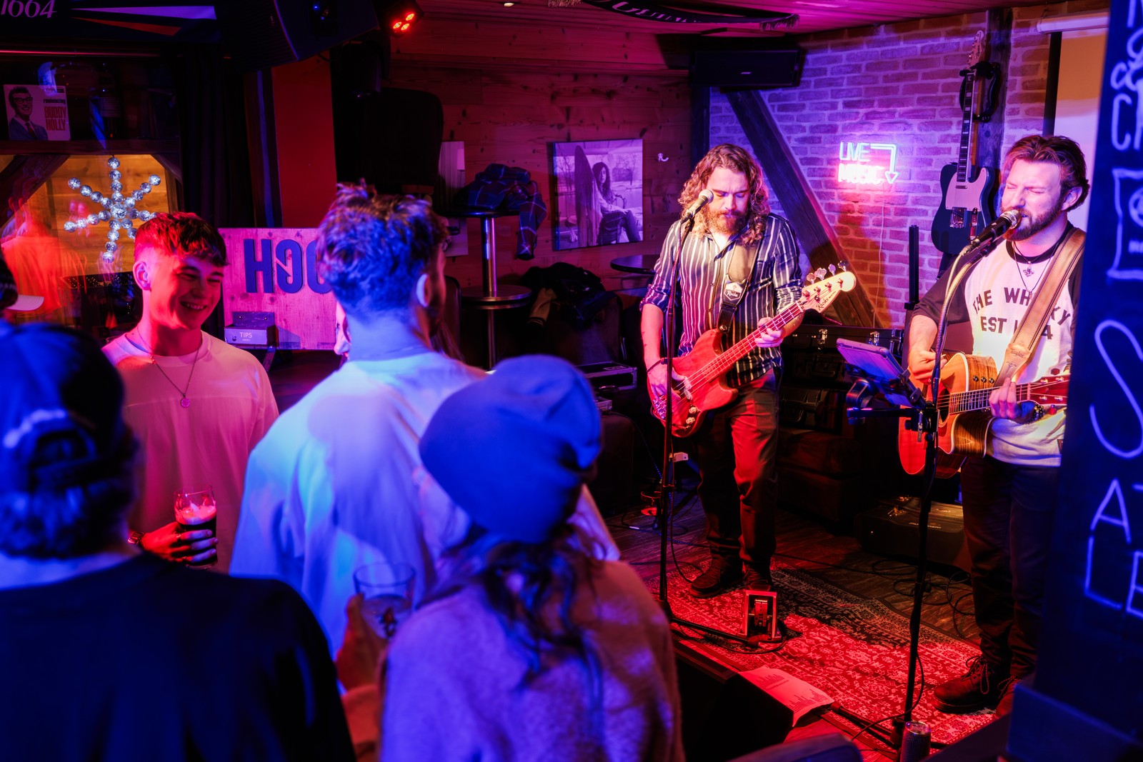 Concert de Hook au Rambler, musiciens sur scène et public sous les lumières de soirée