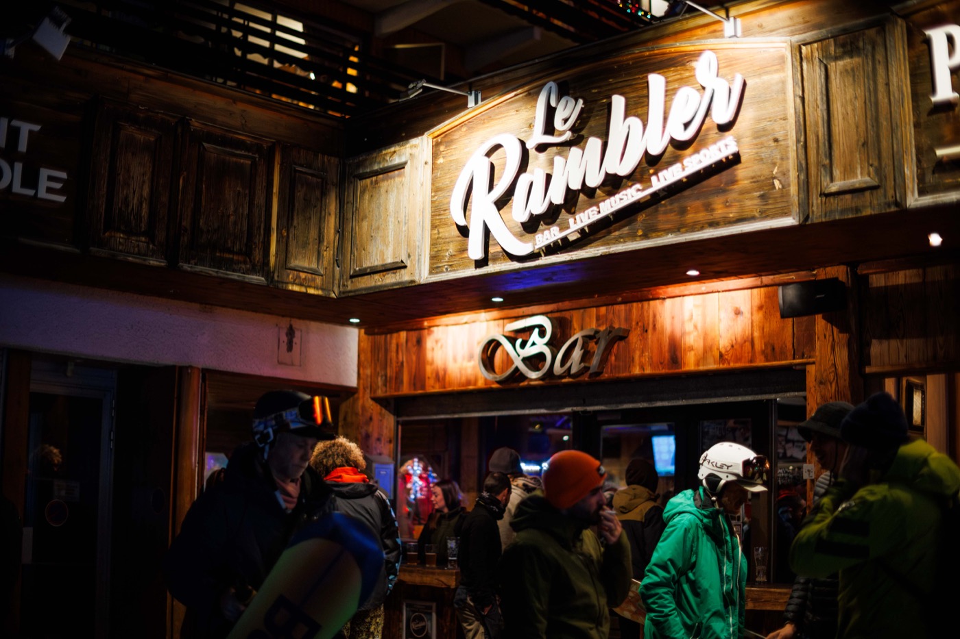 Façade éclairée du Rambler à Méribel-Mottaret, hiver 2026