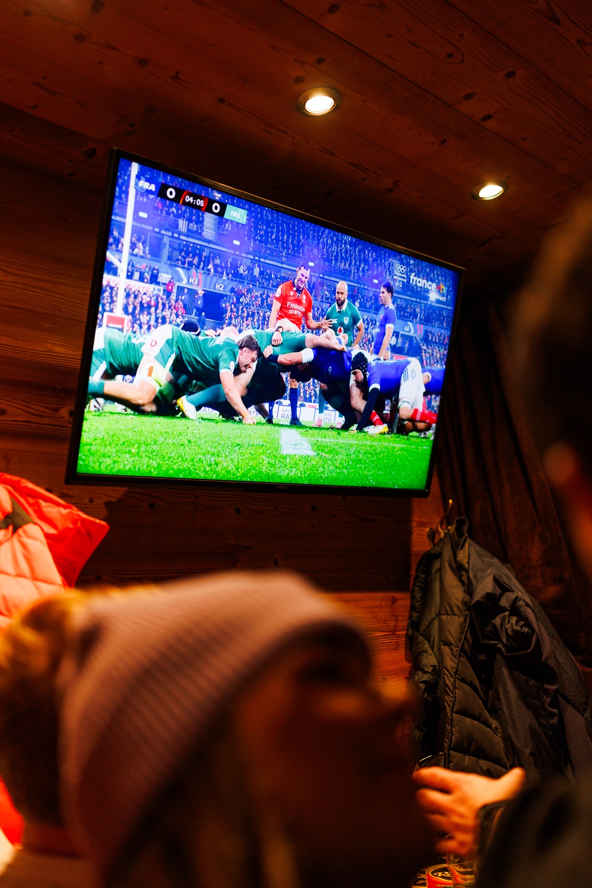 Match du Tournoi des Six Nations diffusé sur un écran du Rambler