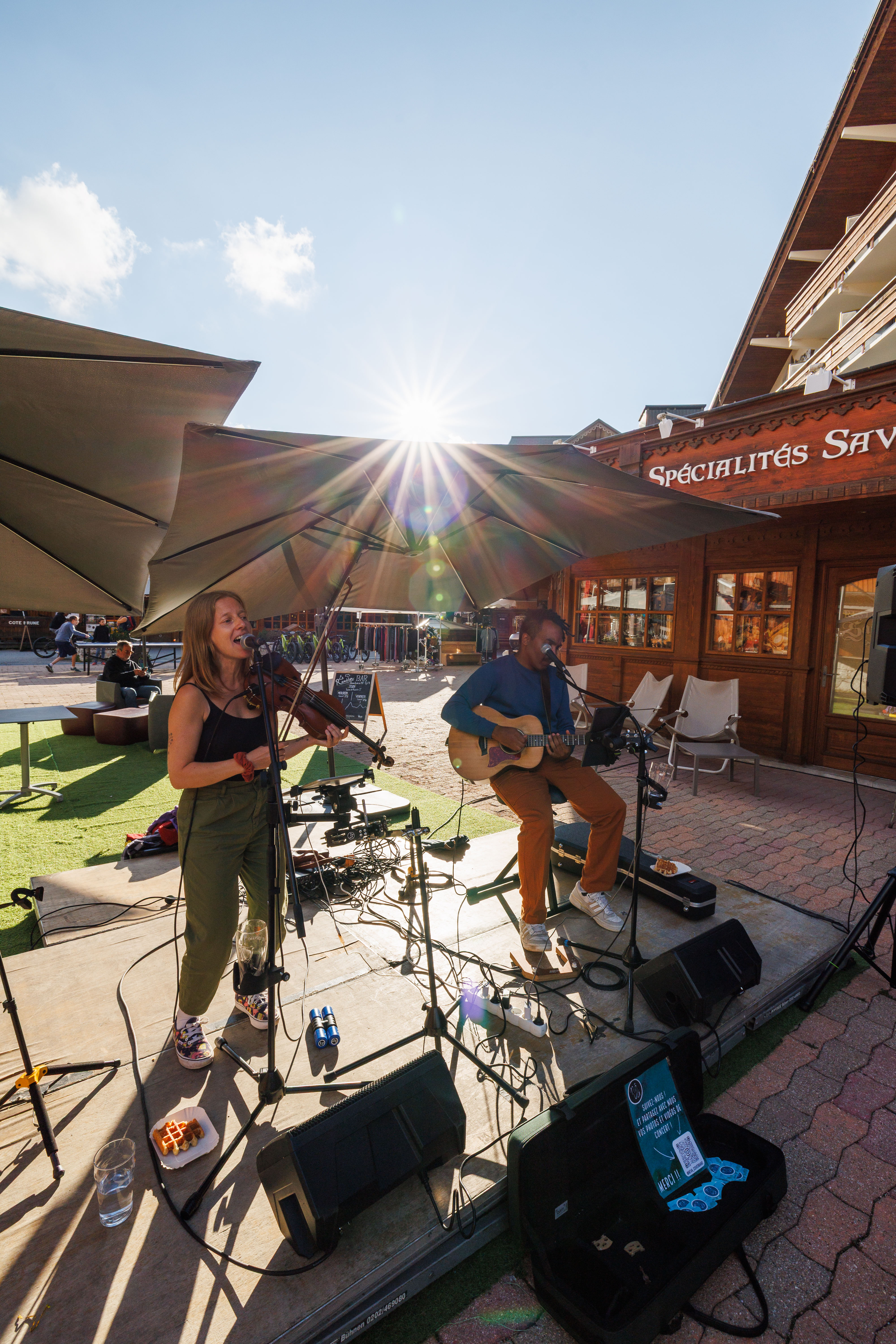 Duo en concert au soleil sur la terrasse du Rambler