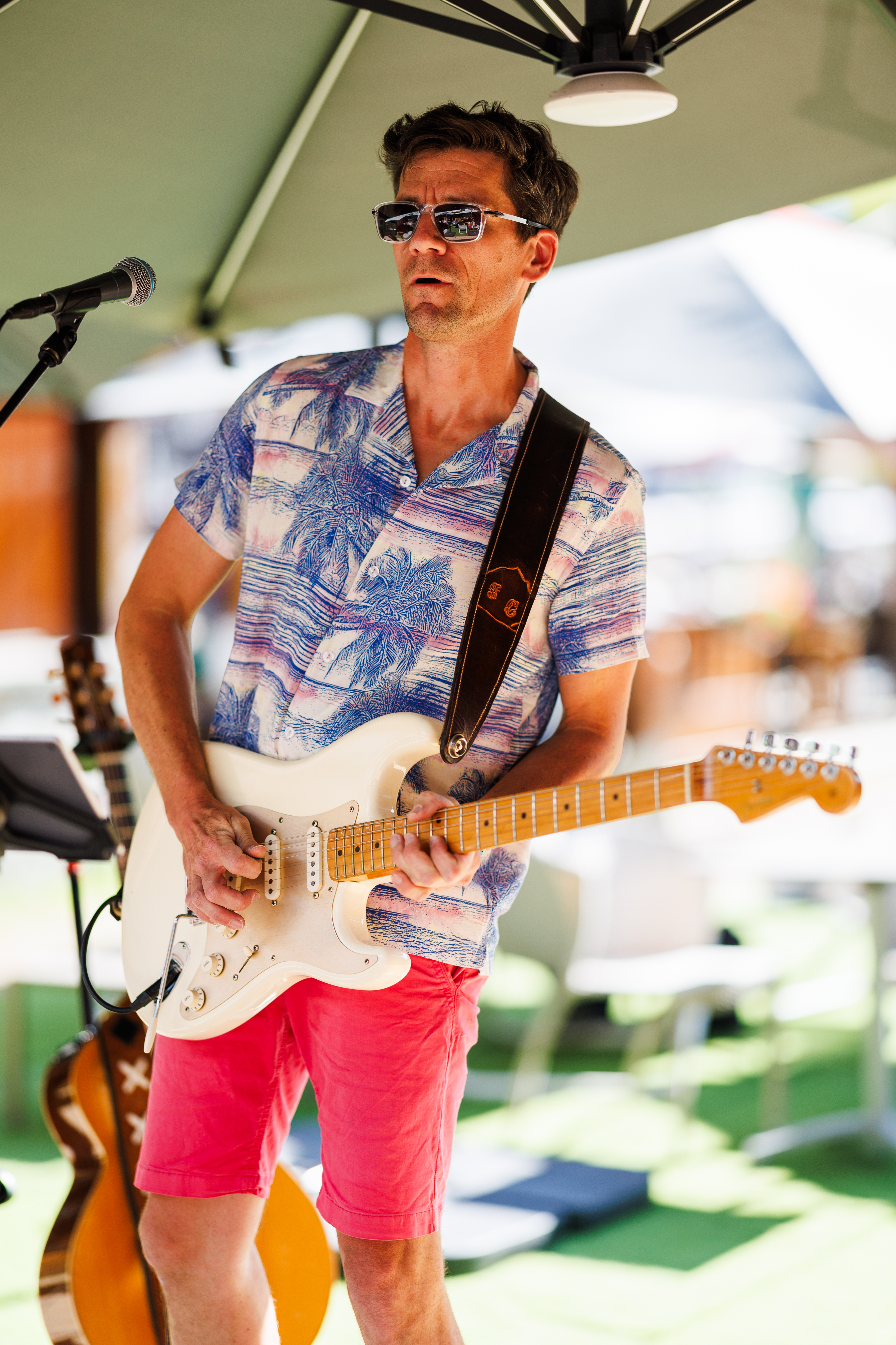 Julien en concert sur la terrasse du Rambler à Méribel-Mottaret