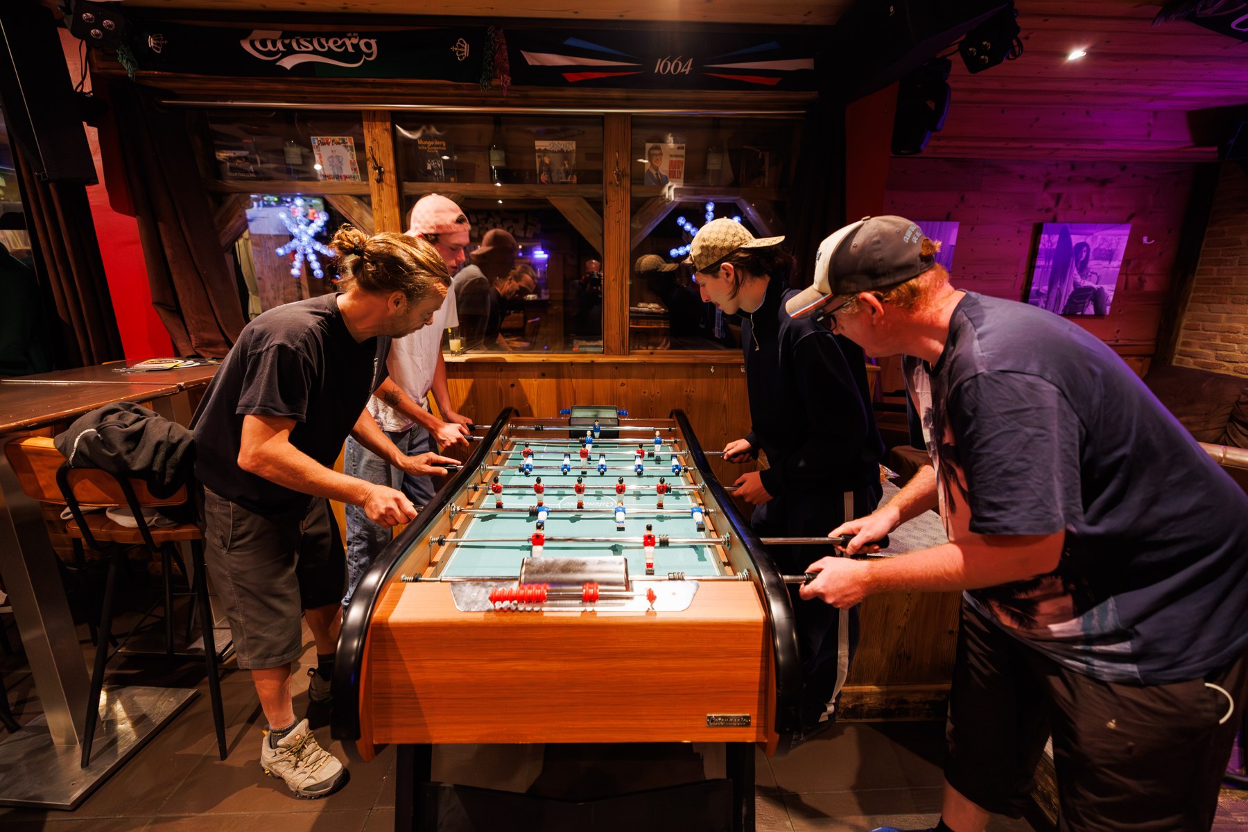 Partie de baby-foot entre amis au Rambler