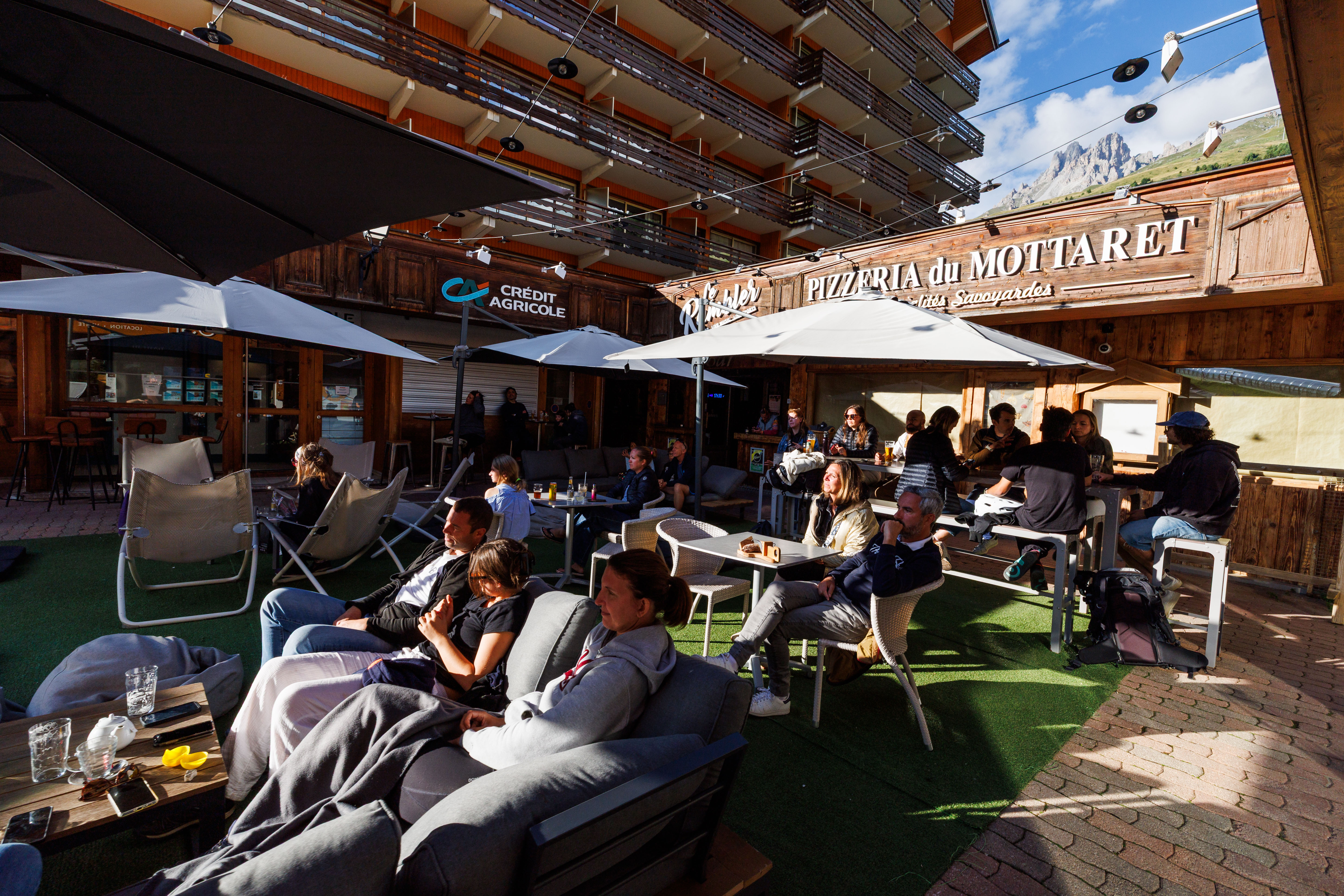 Grande terrasse ensoleillée du Rambler au centre commercial du Ruitor