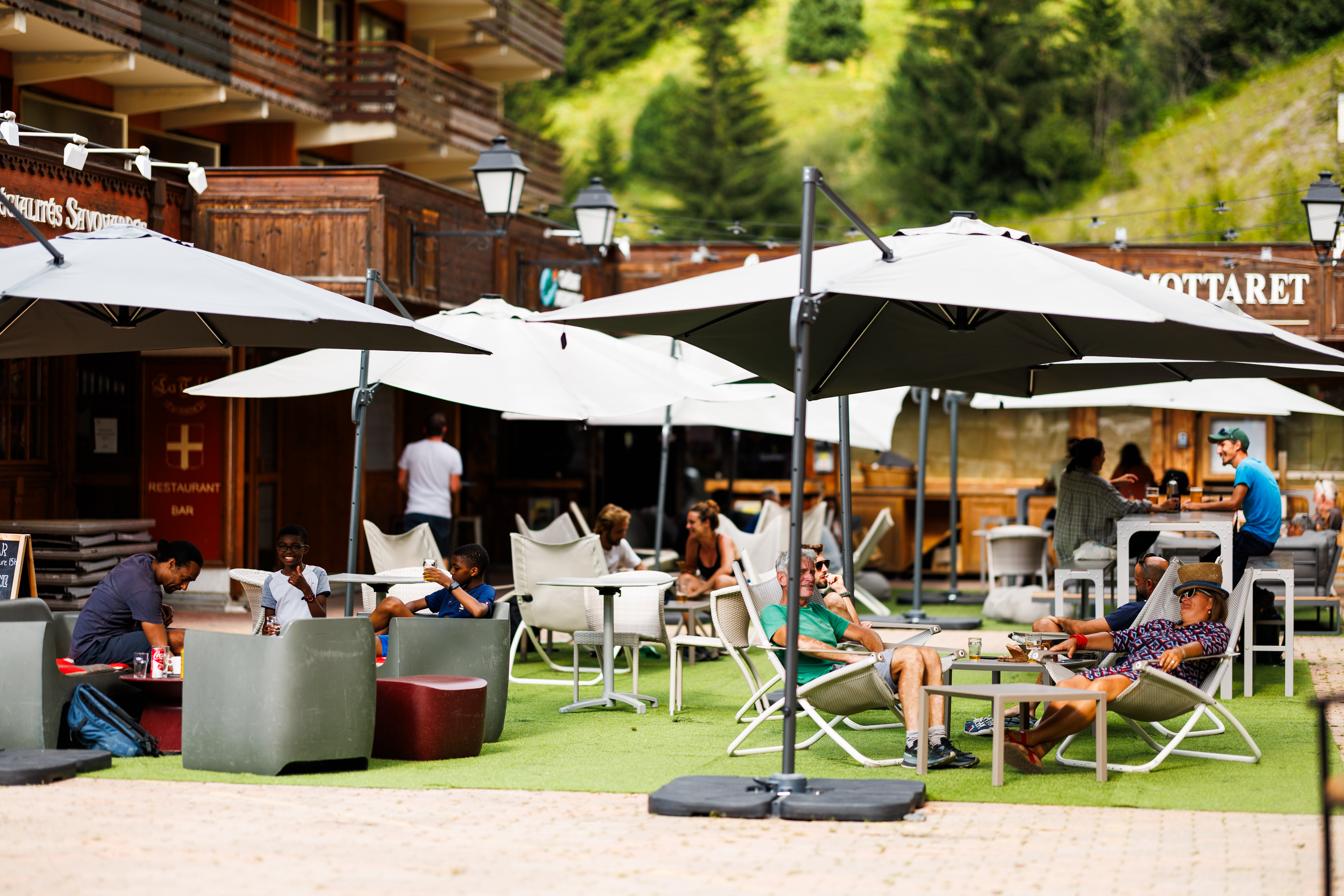 Grande terrasse du Rambler animée sous les parasols à Méribel-Mottaret