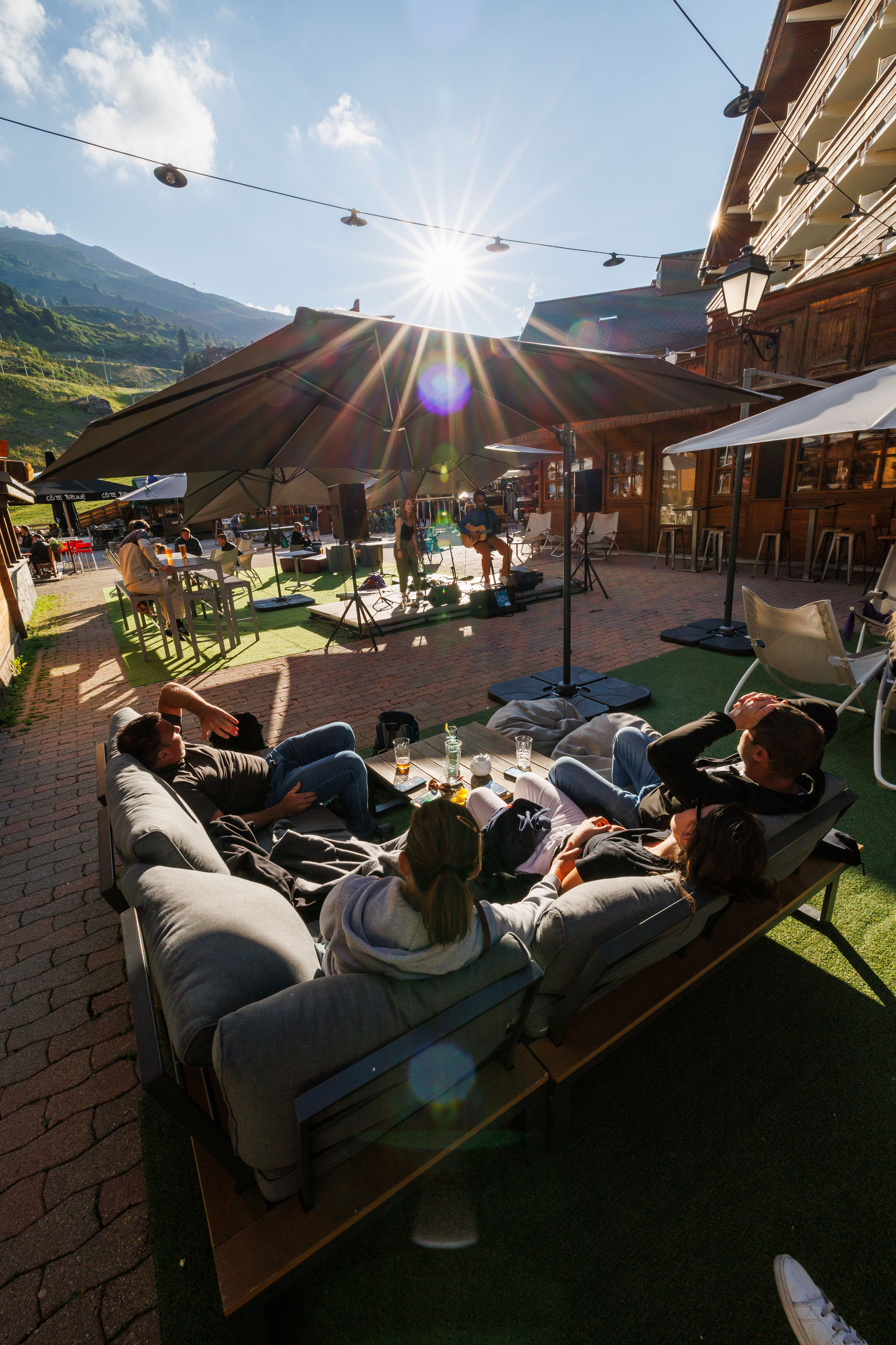 Terrasse du Rambler au soleil rasant, avec les montagnes de Méribel-Mottaret en arrière-plan